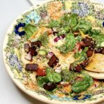 SaÅ‚atka z quinoa, warzywami i tofu w pieprznym sosie (v,gf,lf)