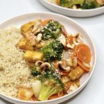Tofu w słodko-ostrym sosie z brokułami, marchewką i kaszą quinoa (v,gf,lf)